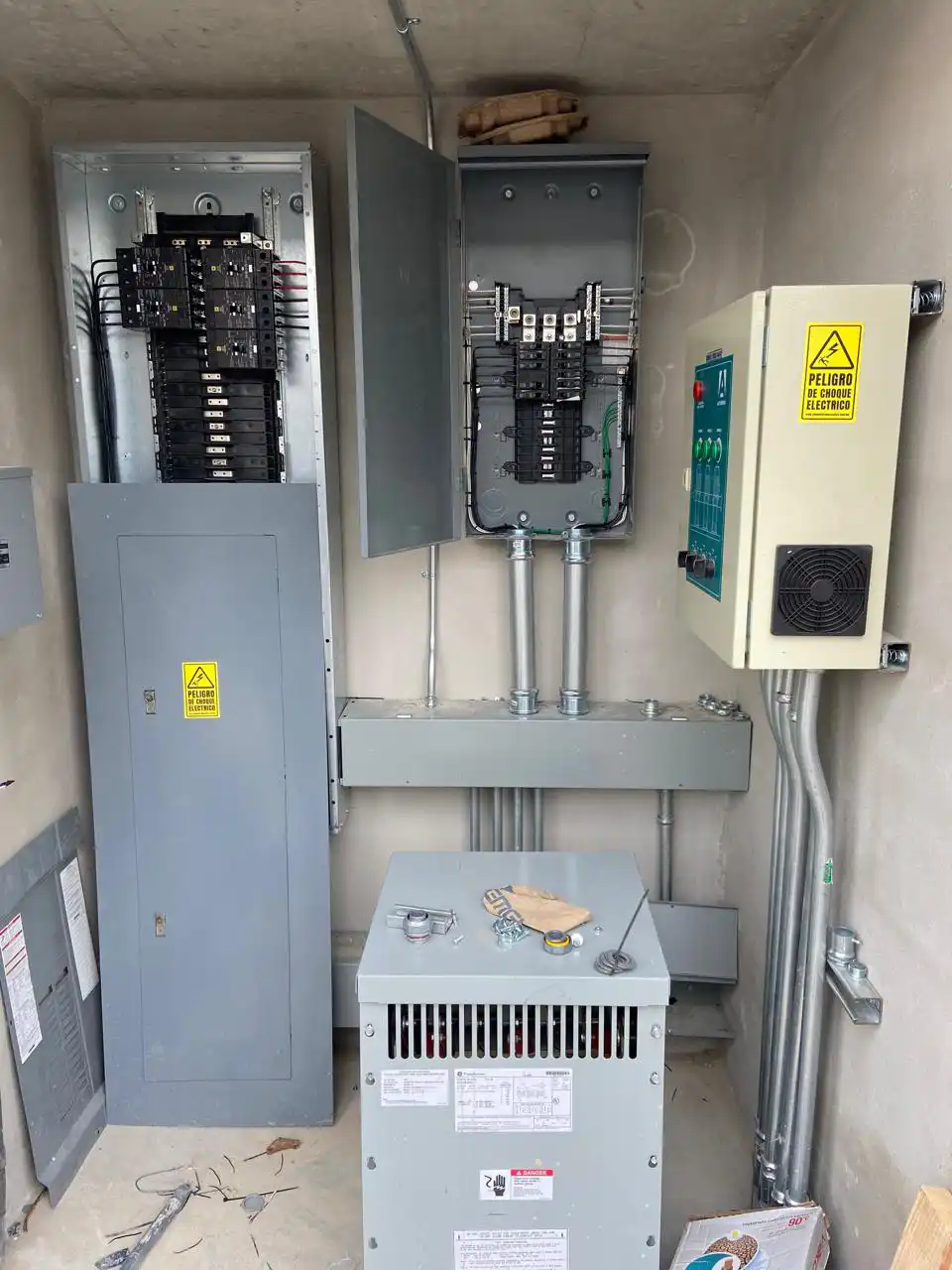 Cuarto eléctrico en 460 vac, transformador seco 5kva y tablero de control tipo triple a tensión plena